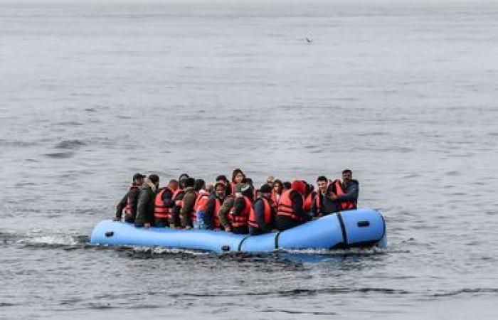 Oltre 60 migranti, a bordo di un'imbarcazione, sono stati soccorsi in mare, al largo del Pas-de-Calais