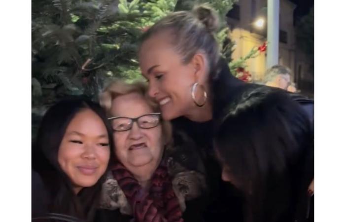 Circondata da Jade, Joy e “Grandma Rock”, Laeticia Hallyday manda un messaggio molto importante