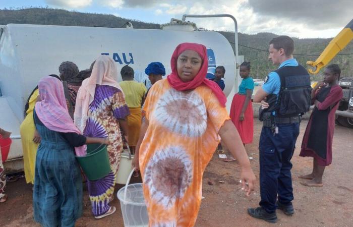 i gendarmi attraversano Mayotte dopo il passaggio del ciclone Chido