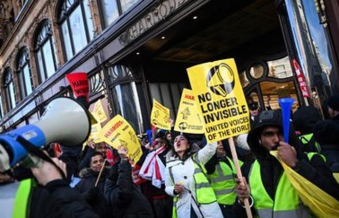 A Londra, i dipendenti di Harrods scioperano nel tradizionale “giorno di Santo Stefano” per chiedere salari migliori