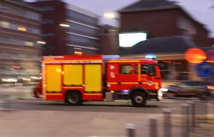 Una persona si difende da una finestra per sfuggire alle fiamme dopo l'incendio scoppiato in un edificio a Le Havre