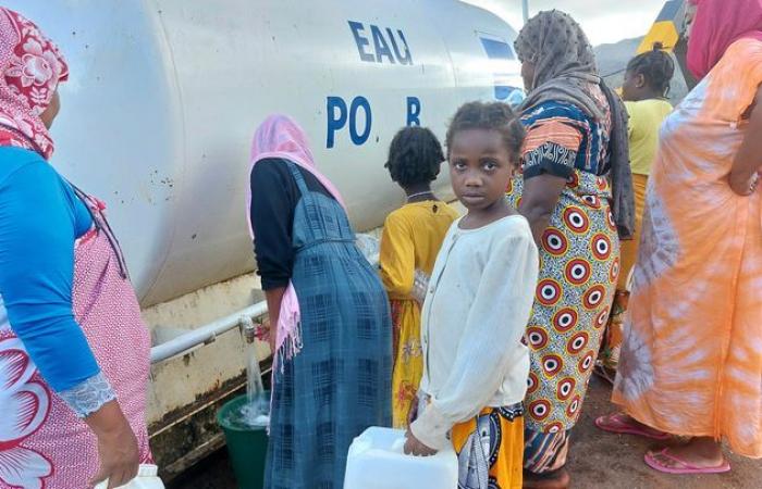 i gendarmi attraversano Mayotte dopo il passaggio del ciclone Chido