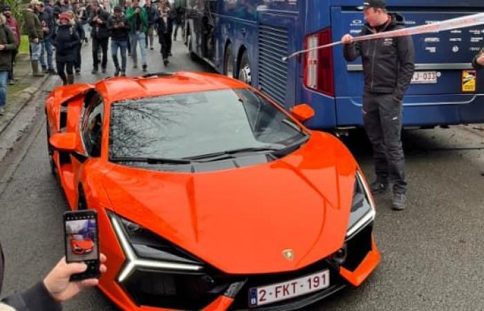 quando Mathieu Van der Poel arriva a una competizione su una Lamborghini