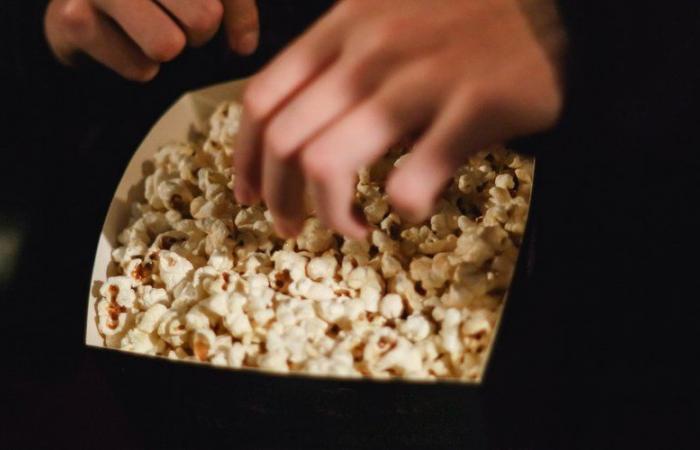 La sessione del film finisce presto: due ragazze adolescenti scoprono un sacchetto di veleno per topi nei loro popcorn