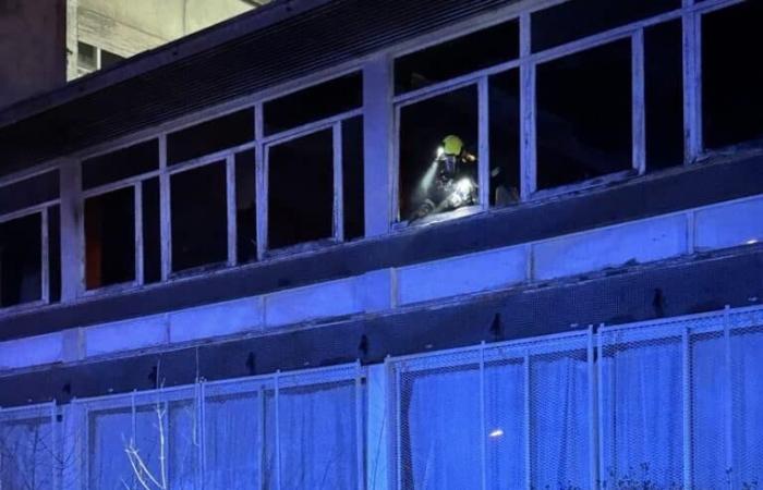 Scoppia un incendio all'interno dell'ex ostello dei giovani lavoratori, un edificio abbandonato