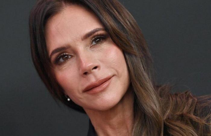 L'accattivante apparizione di Victoria Beckham a Natale, in un maestoso abito nero con strascico