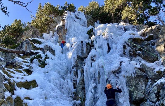 Pirenei orientali: una cascata di ghiaccio unica a Saint-Pierre-dels-Forcats