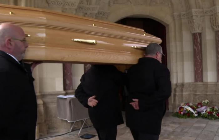 in occasione del funerale del famoso cuoco Maïté, i residenti rendono omaggio al loro ambasciatore