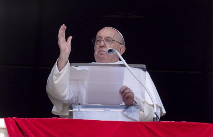 Papa: Angelus, “lavoriamo per la pace nel mondo intero”