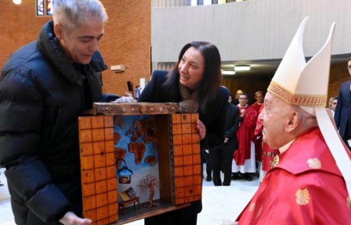 Francesco apre la Porta Santa al carcere di Rebibbia: “aggrapparsi alla speranza”