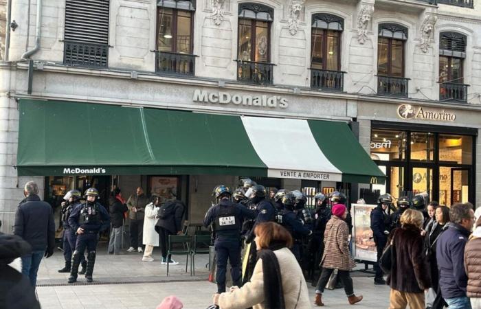 Lione. Centinaia di giovani che corrono ovunque, la polizia è schierata sulla Presqu'île