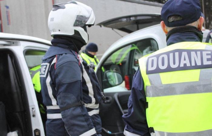 Ferma sull'autostrada A9, la Citroën C4 tornava dalla Spagna con cose da nascondere