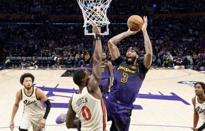 Il lungo dei Lakers Anthony Davis esce dalla partita di Natale con una distorsione alla caviglia sinistra