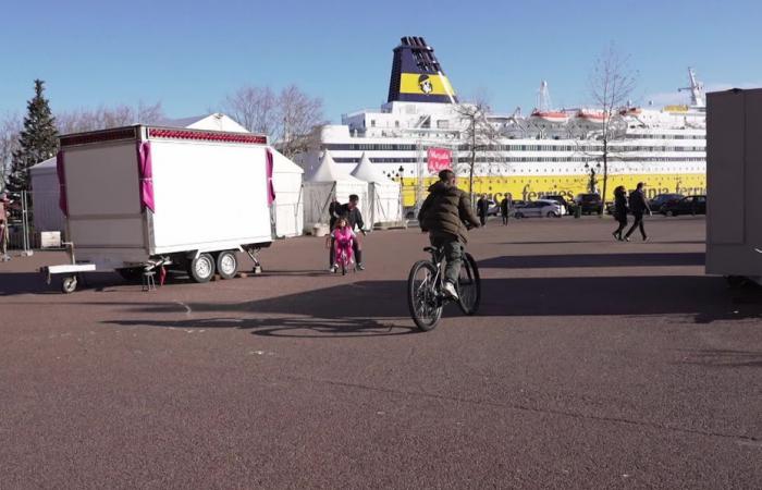 VIDEO. “Le risate dei bambini, non c’è niente di più bello” a Bastia, le famiglie scendono in strada per provare i regali di Natale