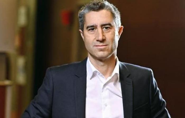 “François Ruffin rappa. Non peggio di Jul ma è piuttosto di fascia bassa”