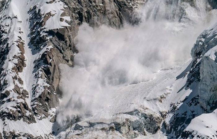 Il Natale in montagna si trasforma in tragedia: un adolescente muore travolto da una valanga mentre va fuori pista con la famiglia