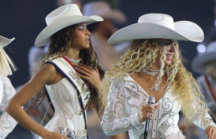 Guarda Blue Ivy esibirsi con Beyoncé al suo spettacolo di Natale a metà tempo