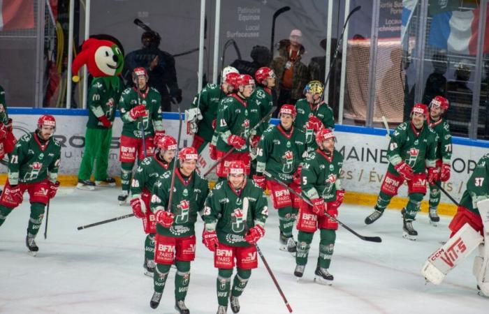 I giocatori di hockey del Cergy-Pontoise festeggiano la loro quinta stagione nell'élite