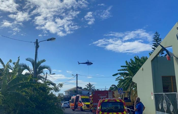 Case minacciate da un incendio di bambù a Sainte-Marie, impegnato un elicottero bombardiere d'acqua