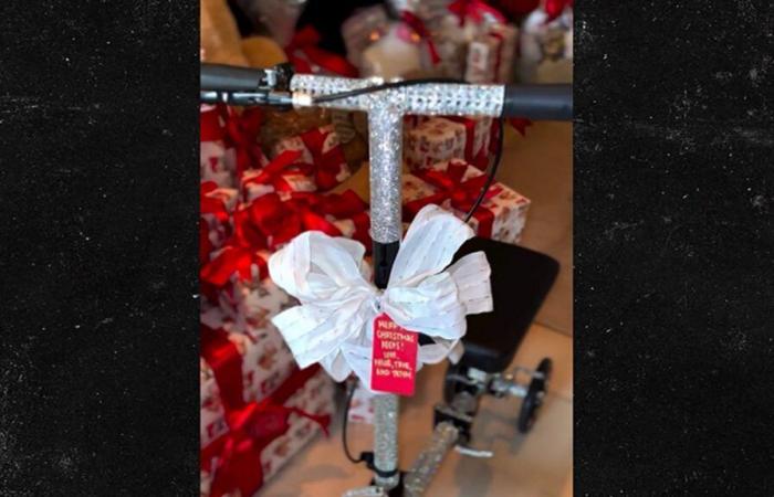 Kim Kardashian riceve uno scooter scintillante dalla sorella Khloe per Natale