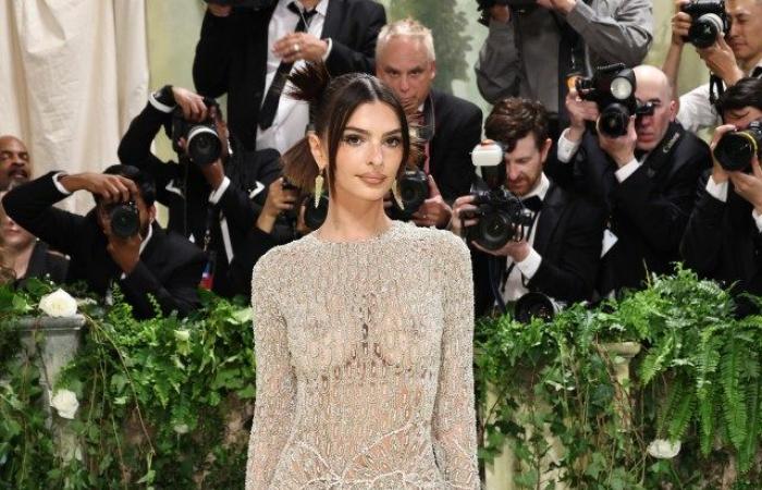 Dall’abito trasparente di Maya Jama all’outfit del Met Gala di Emily Ratajkowski… perché il 2024 è stato l’anno del vestirsi ‘nude’