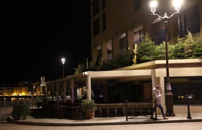 l’uomo sospettato di aver ucciso un altro in un bar è stato incriminato per omicidio e violenza volontaria