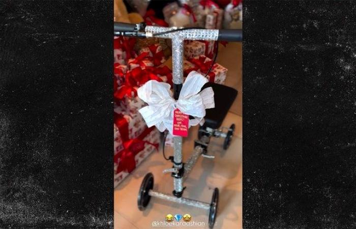 Kim Kardashian riceve uno scooter scintillante dalla sorella Khloe per Natale