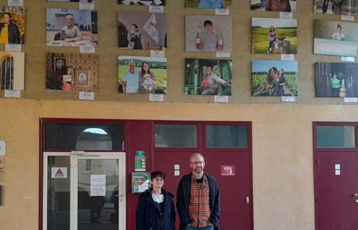 Viticoltori messi in risalto da ritratti fotografici in questa bastide della Gironda