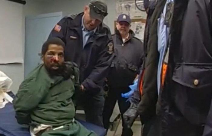 Il filmato mostra gli agenti penitenziari di New York che picchiano un detenuto afroamericano prima della sua morte