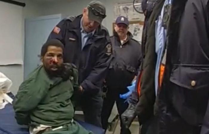 Il filmato mostra gli agenti penitenziari di New York che picchiano un detenuto afroamericano prima della sua morte