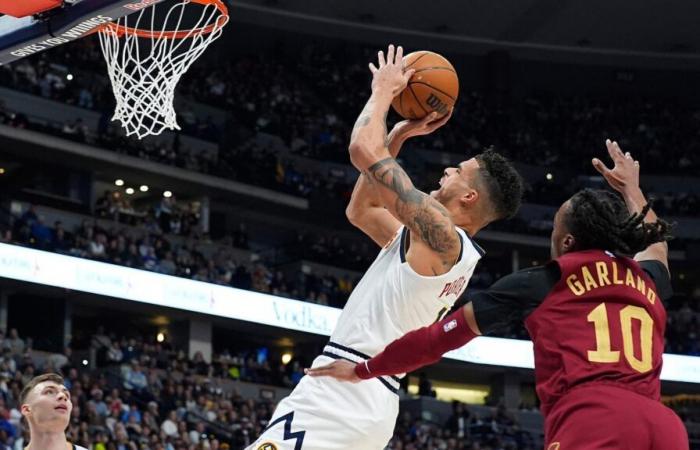 Mitchell segna 33 punti, i Cavs battono i Nuggets 149-135 per la sesta vittoria consecutiva