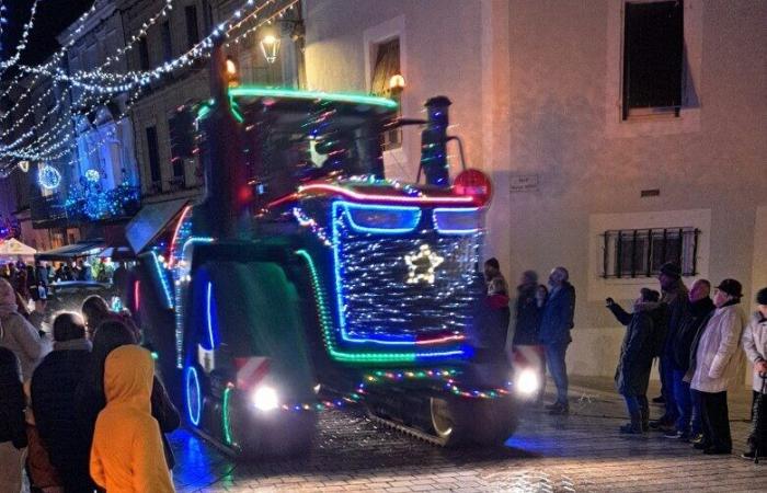 Trattori decorati e illuminati hanno sfilato in questo piccolo villaggio del Lot-et-Garonne