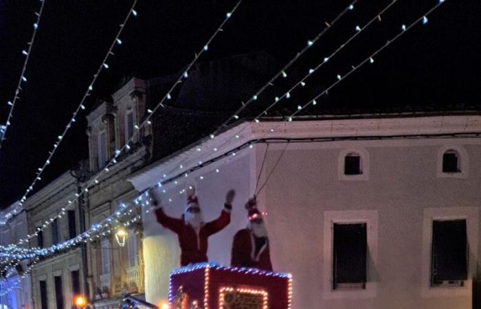 Trattori decorati e illuminati hanno sfilato in questo piccolo villaggio del Lot-et-Garonne