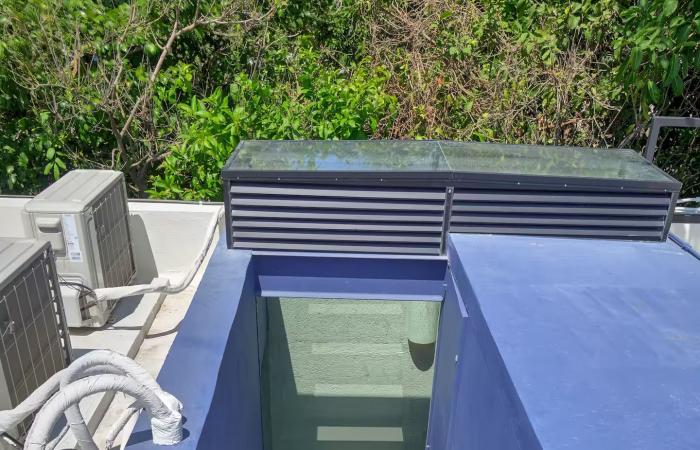 Una casa stretta a due volumi con piscina