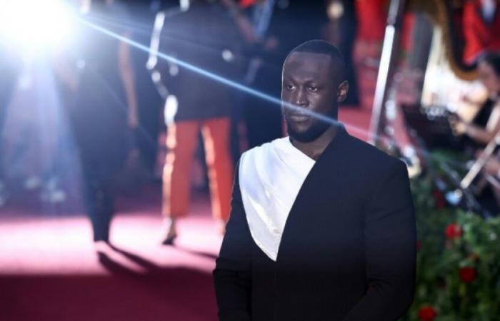 Patente sospesa al rapper Stormzy, sorpreso con il cellulare mentre guidava: News