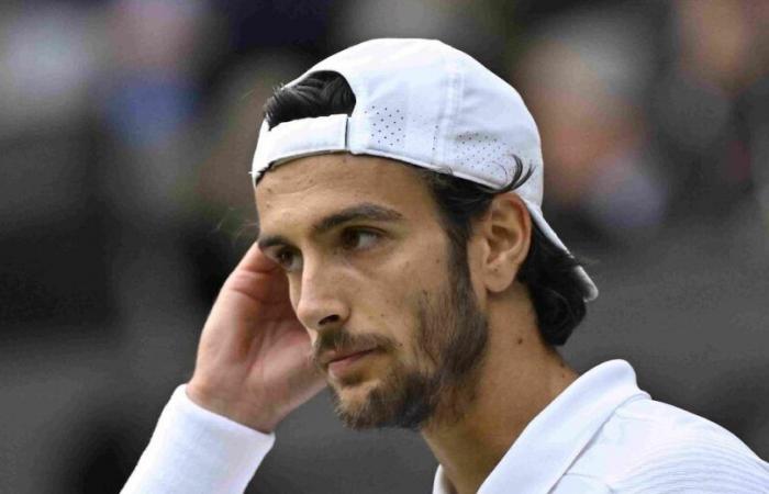 ATP – Hong Kong, Insolito > Il nuovo look di Lorenzo Musetti, quasi irriconoscibile: “È stata la mia ragazza a prendere questa decisione per me”