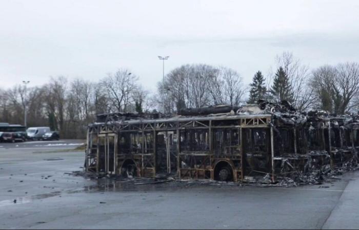 autobus a idrogeno prendono fuoco in un parcheggio