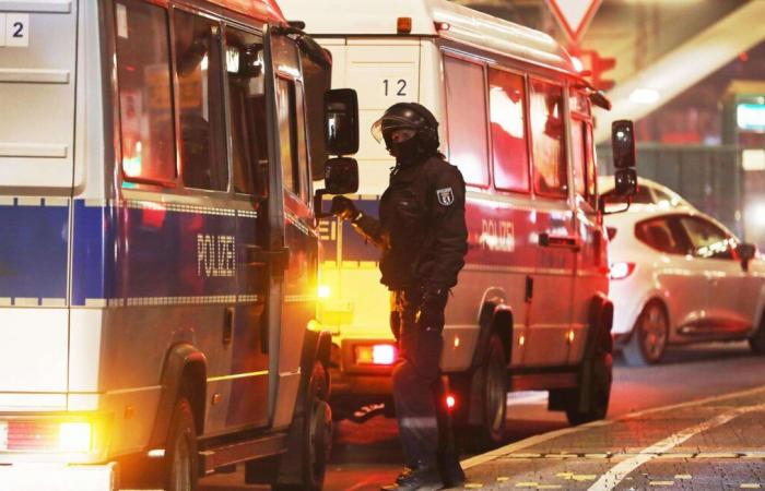 Esplosione davanti a un edificio della polizia a Berlino… Due agenti di polizia feriti