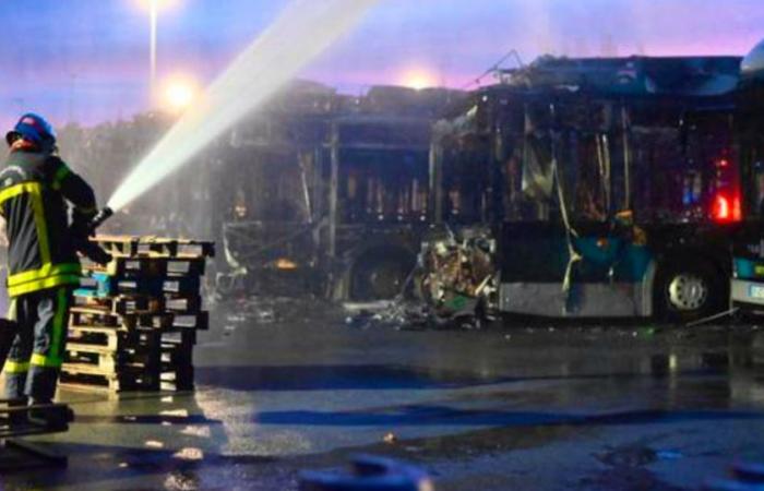 Residenti locali confinati: sette autobus a idrogeno distrutti da un incendio a Belfort