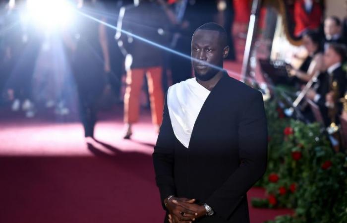 Patente sospesa al rapper Stormzy, sorpreso con il cellulare mentre guidava