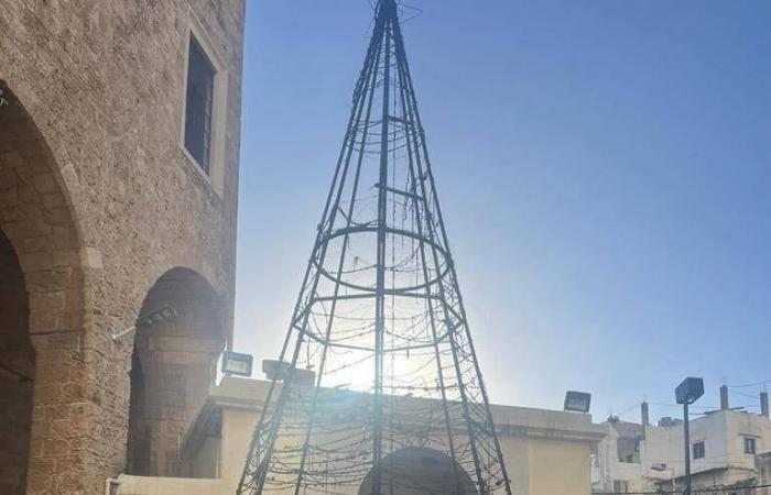 Le ISF arrestano due uomini accusati di aver bruciato l’albero di Natale a Tripoli