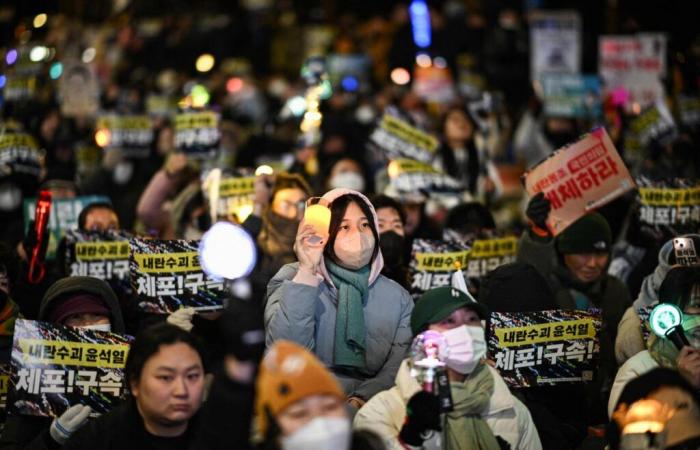 A Seoul manifestanti pro e anti-Yoon si scontrano davanti alla sua residenza ufficiale, dove si è rifugiato