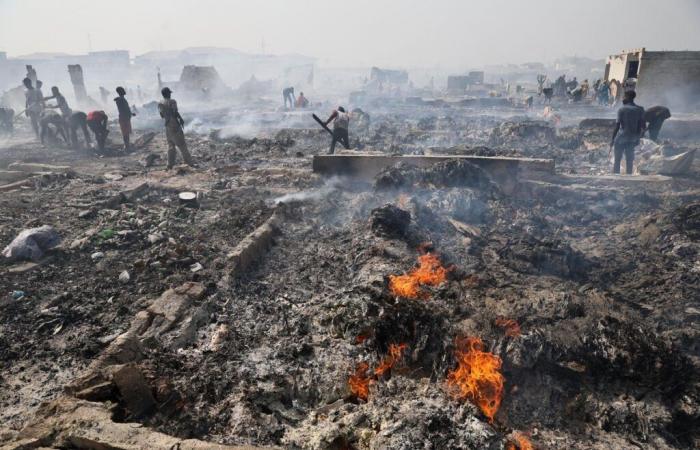 Ghana: un enorme incendio devasta il mercato dell’abbigliamento di seconda mano