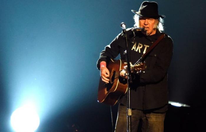 Neil Young si ritira dal festival di Glastonbury, accusandolo di essere “sotto il controllo” della BBC