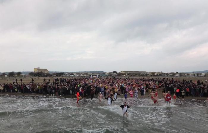 700 persone travestite si gettano in acqua a Gruissan