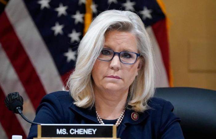 Joe Biden decora Liz Cheney, ex eletta repubblicana contraria a Donald Trump, con la “medaglia presidenziale della cittadinanza”