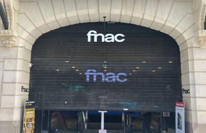 folla alla svendita della Fnac sugli Champs-Élysées