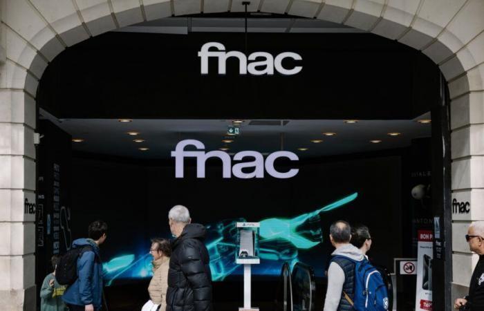 Lunga coda e folla davanti alla Fnac sugli Champs-Élysées per la svendita prima della chiusura