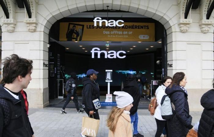 Prima della chiusura definitiva, la Fnac des Champs-Élysées è vittima del suo successo