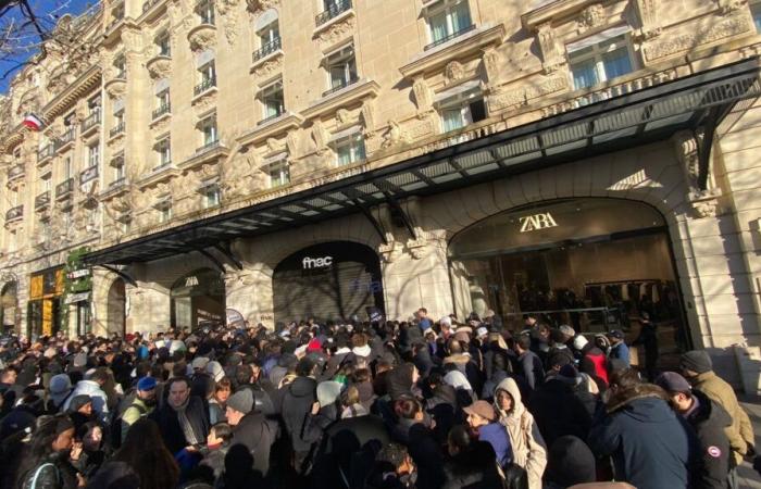 appena aperto per la svendita, la Fnac sugli Champs-Élysées chiude i battenti per la folla